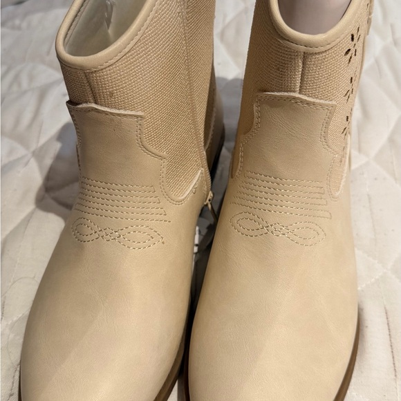 NEW Cream Ankle Boots with Cutout Design size 6 - Picture 2 of 6